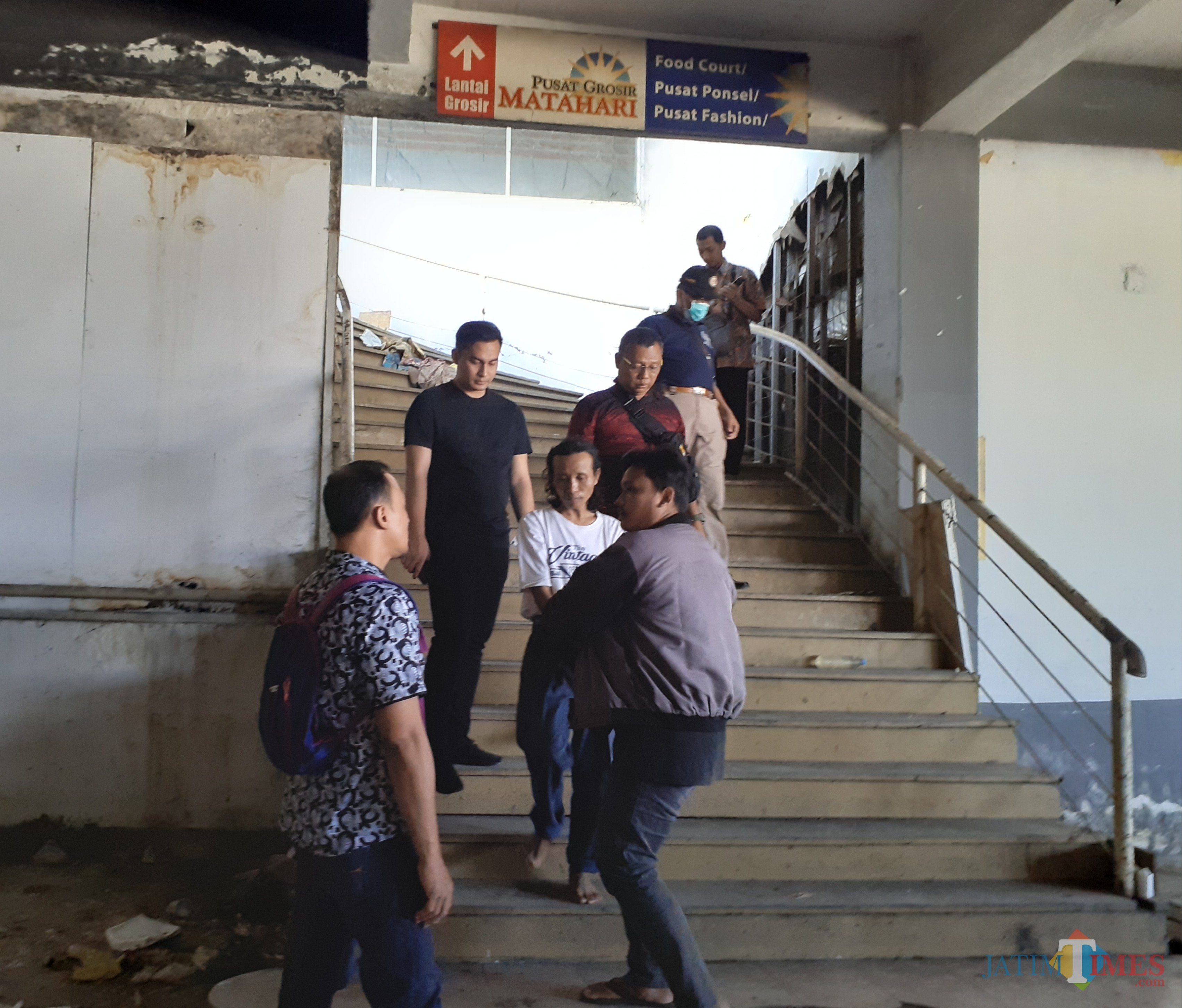 Pelaku bersama jajaran tim Lab Forensik (labfor) Polda Jatim tengah melakukan olah di TKP mutilasi, (Arifina Cahyanti Firdausi/MalangTIMES)