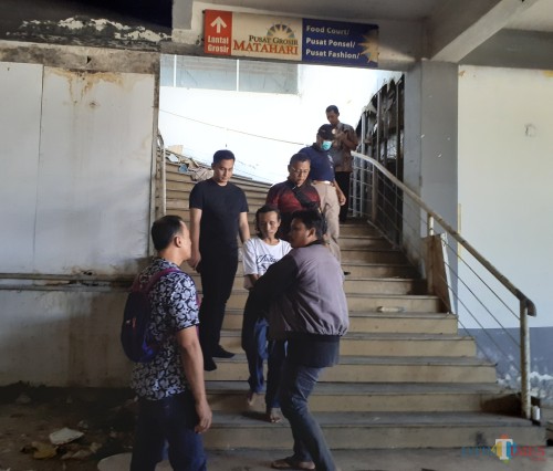 Pelaku bersama jajaran tim Lab Forensik (labfor) Polda Jatim tengah melakukan olah di TKP mutilasi, (Arifina Cahyanti Firdausi/MalangTIMES)