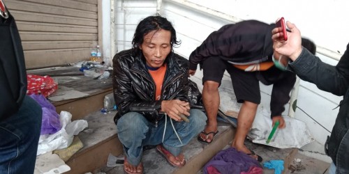 Pelaku saat dikeler petugas di TKP (ist)