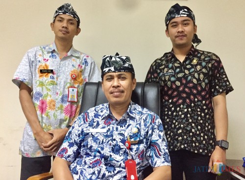 Plt Kepala Dinas Pariwisata Kota Batu bersama stafnya mengenakan udeng khas Kota Batu di kantornya Balai Kota Among Tani. (Foto: Irsya Richa/MalangTIMES)
