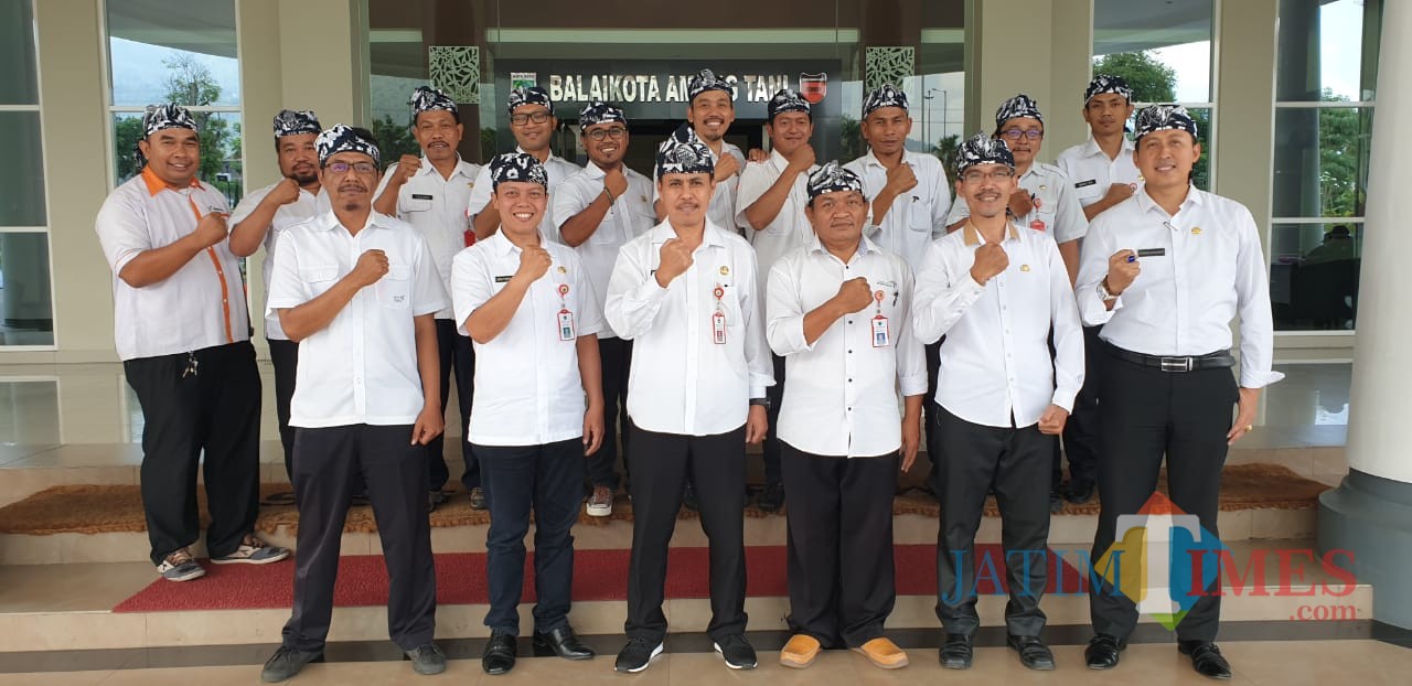 Plt Kepala Dinas Pariwisata Kota Batu bersama stafnya menggunakan seragam hari Rabu dan udeng di Balai Kota Among Tani. (Foto: istimewa)