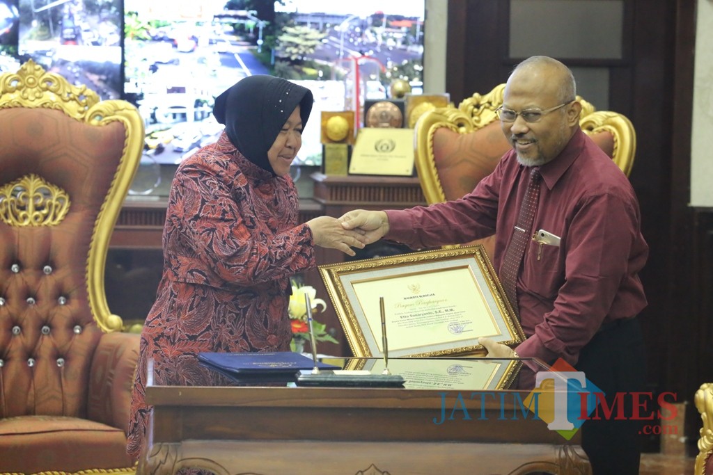 Proses penyerahan aset ditandai dengan penandatanganan surat penyerahan oleh Kakanwil DJKN Etto Sunaryanto kepada Wali Kota Risma.