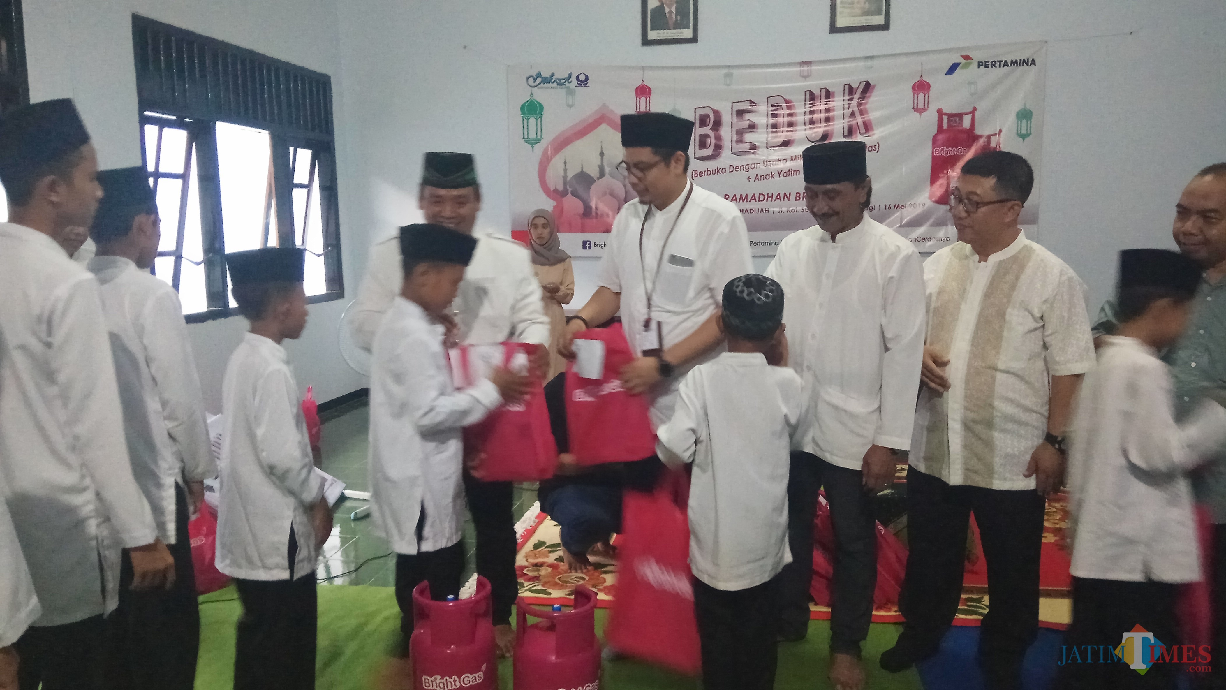 Puluhan anak yatim mendapatkan santunan dari pertamina