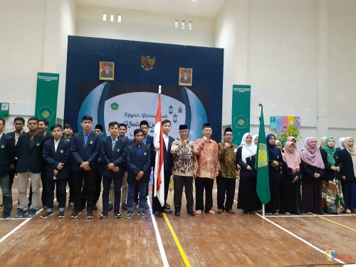 Rektor UIN Malang, Prof Dr Abd Haris MAg (tengah berbaju batik oranye) saat melaunching Kontingen Pionir ke IX (Arifina Cahyanti Firdausi/MalangTIMES)