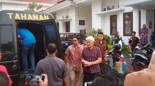 Thomas (berambut putih) saat akan dibawa ke Lapas Lowokwaru usai menjalani pemeriksaan singkat di Kejari Kota Malang (Anggara Sudiongko/MalangTIMES)