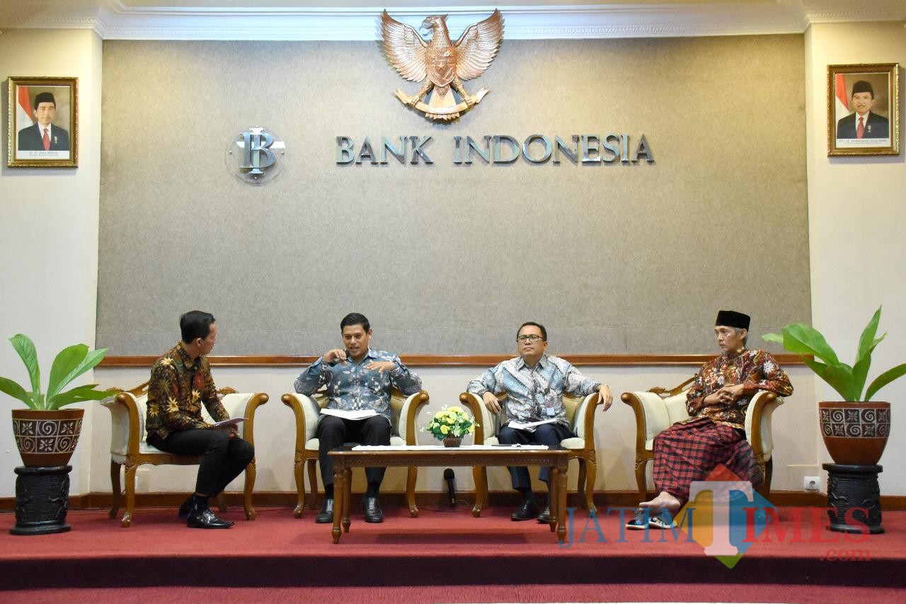 Wali Kota Kediri Abdullah Abu Bakar saat mengikuti talkshow di Kantor BI. (Eko Arif S /JatimTIMES)