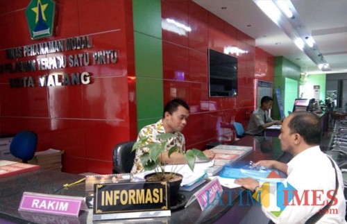 Layanan mengurus izin di DPMPTSP Kota Malang. (Pipit Anggraeni)