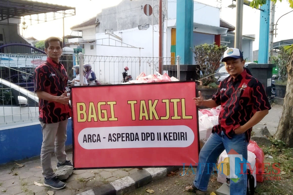 Bagi Takjil Gratis ARCA - ASPERDA DPD II KEDIRI. Foto: (B. Setioko/JatimTIMES)