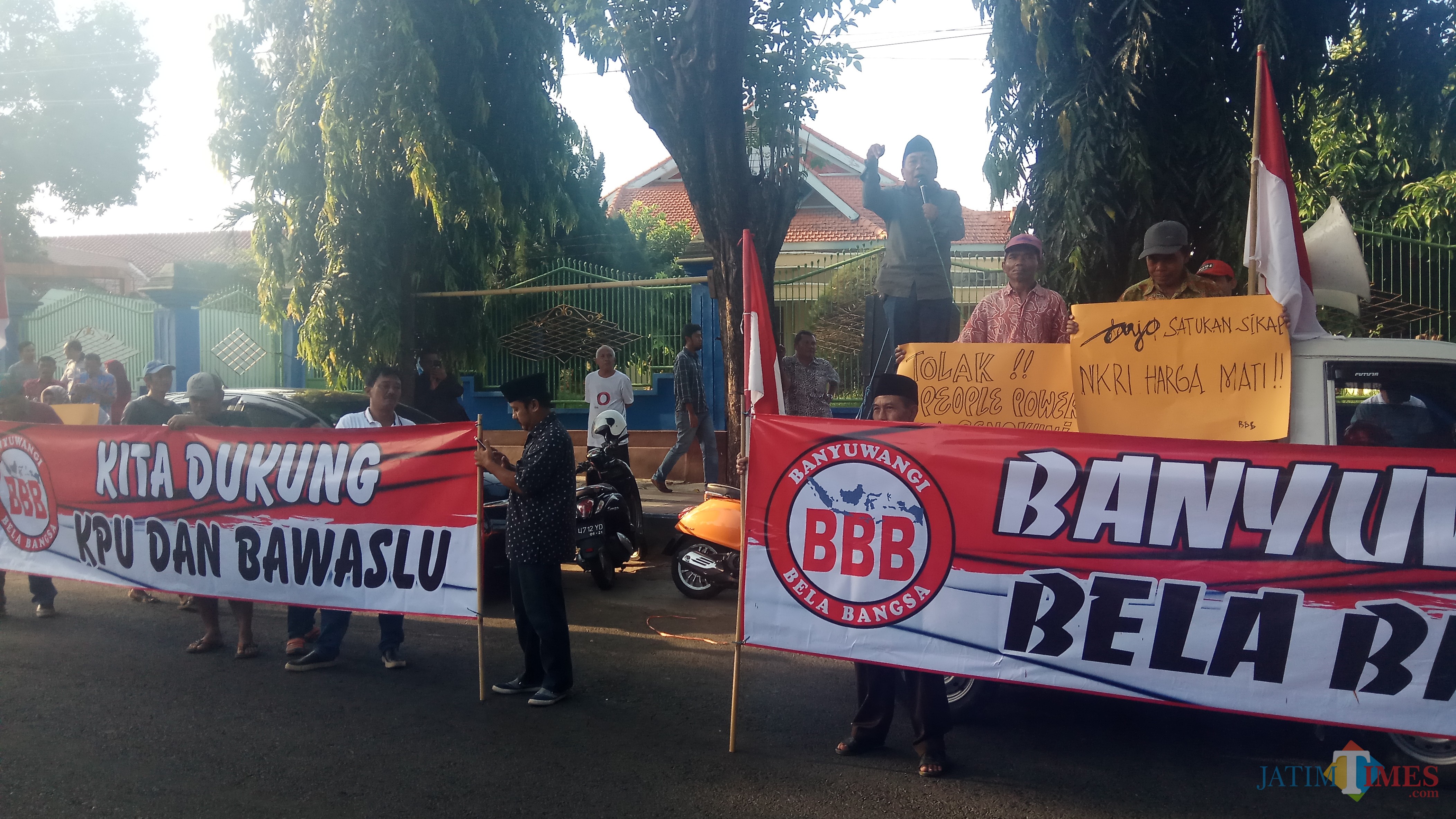 Banyuwangi Bela Bangsa melakukan orasi menolak delegitimasi KPU dan Bawaslu.