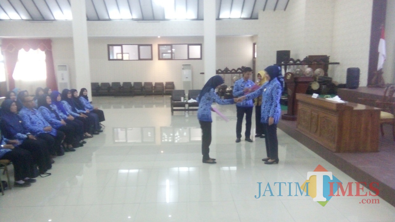 Bupati saat menyerahkan SK Mutasi puluhan ASN (foto : Moh. Ali Makrus / Jatim TIMES)