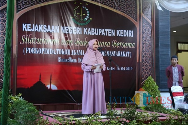 Bupati Kediri Hj Haryanti Sutrisno saat memberikan sambutan. (eko Arif s /JatimTimes)