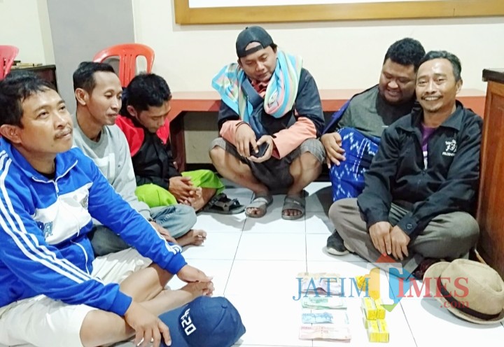 Enam pelaku judi qiu qiu dan BB nya yang diamankan Satreskrim Polres Banyuwangi