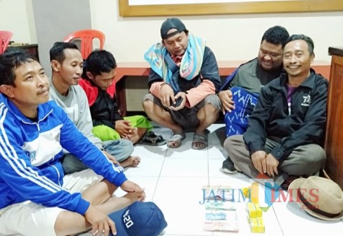Enam pelaku judi qiu qiu dan BB nya yang diamankan Satreskrim Polres Banyuwangi
