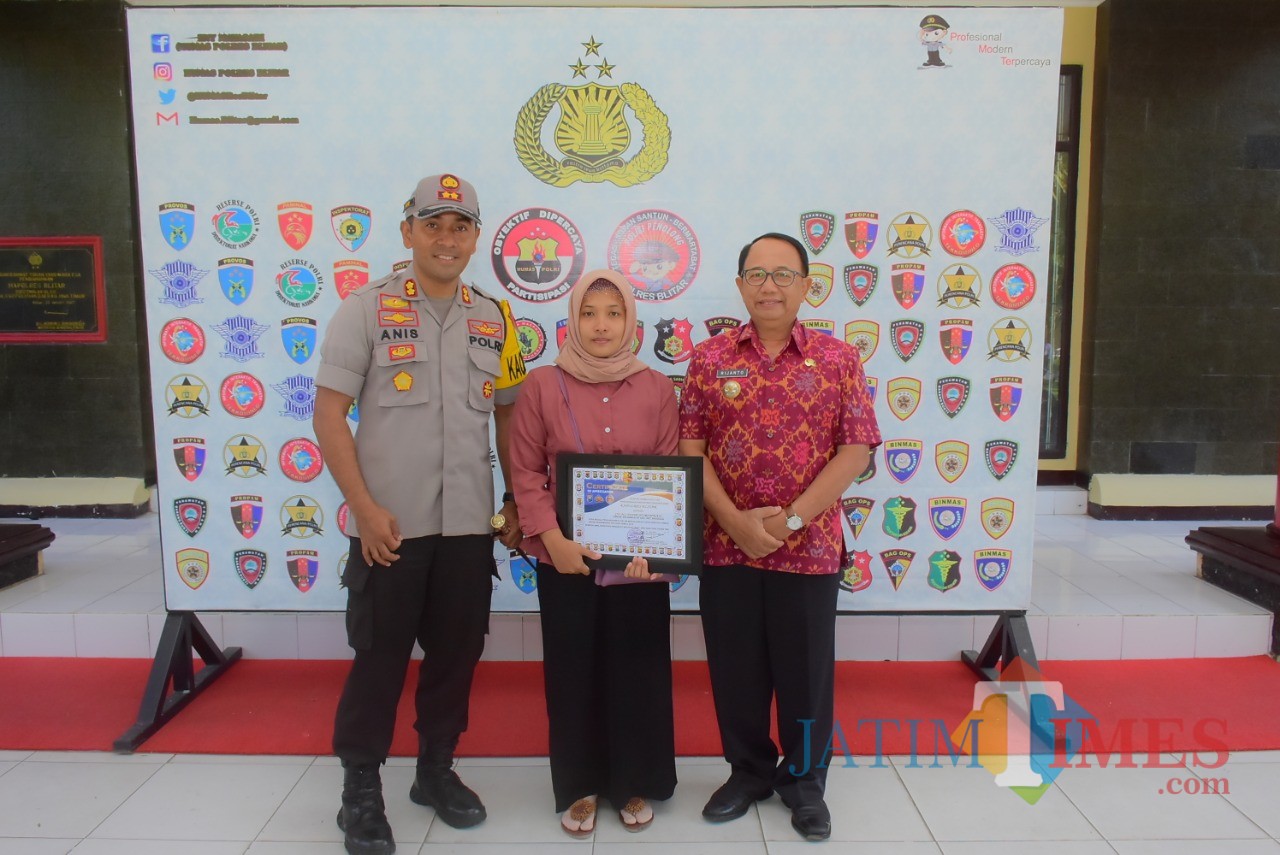 Kapolres dan bupati Blitar bersama keluarga almarhum Toyip Nurohman.