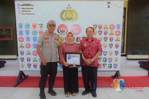 Kapolres dan bupati Blitar bersama keluarga almarhum Toyip Nurohman.