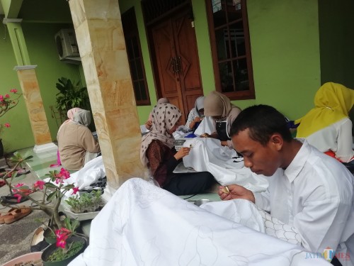 Para difabel saat dilatih membatik yang diselenggarakan Disnaker Kabupaten Malang untuk persiapan uji kompetensi membatik di Juni datang (Nana)