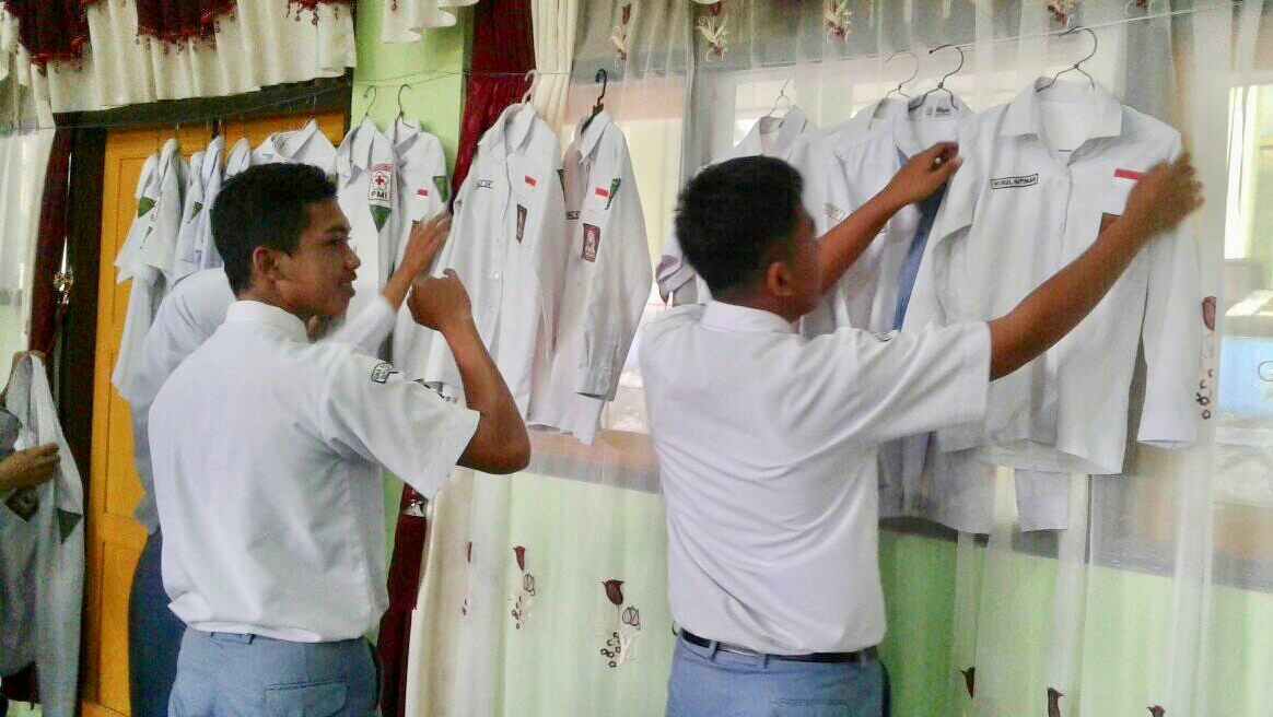 Para siswa menggantung seragam Osisi di aula SMAN 1 Girimarto, Wonogiri. (Foto: facebook Anto Prasetyo)