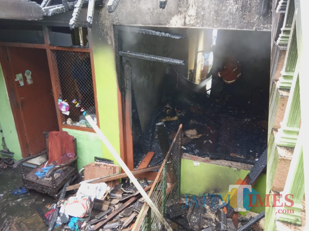 Petugas pemadam kebakaran saat berupaya memadamkan api di Kecamatan Dau. (Foto : PPBK Kabupaten Malang for MalangTIMES)