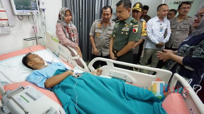 Praka Yudha ketika dijenguk di rumah sakit