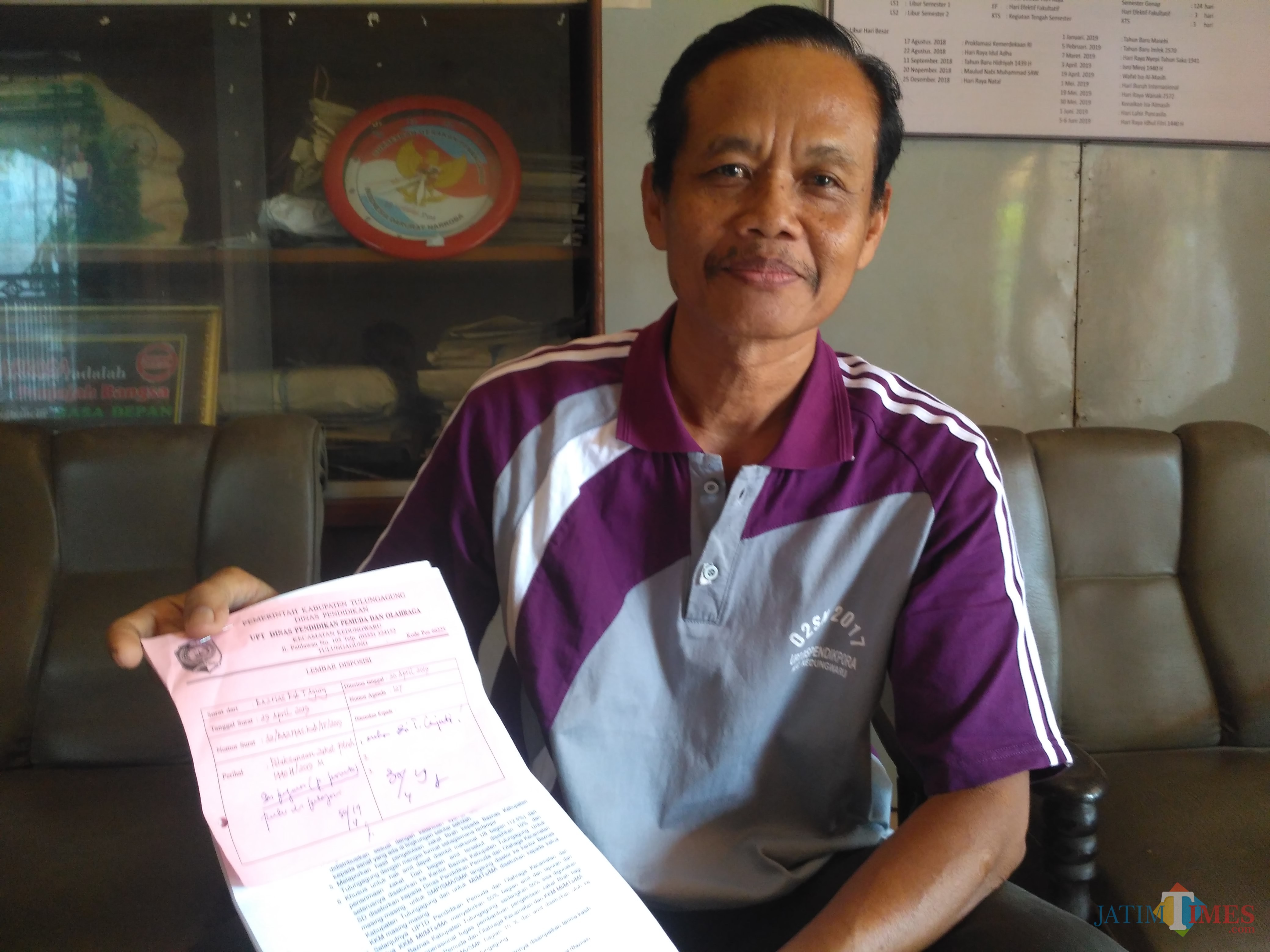 Prawito, pihak yang mengurus zakat fitrah di UPT Dispendikpora Kecamatan Kedungwaru / Foto : Anang Basso / Tulungagung TIMES