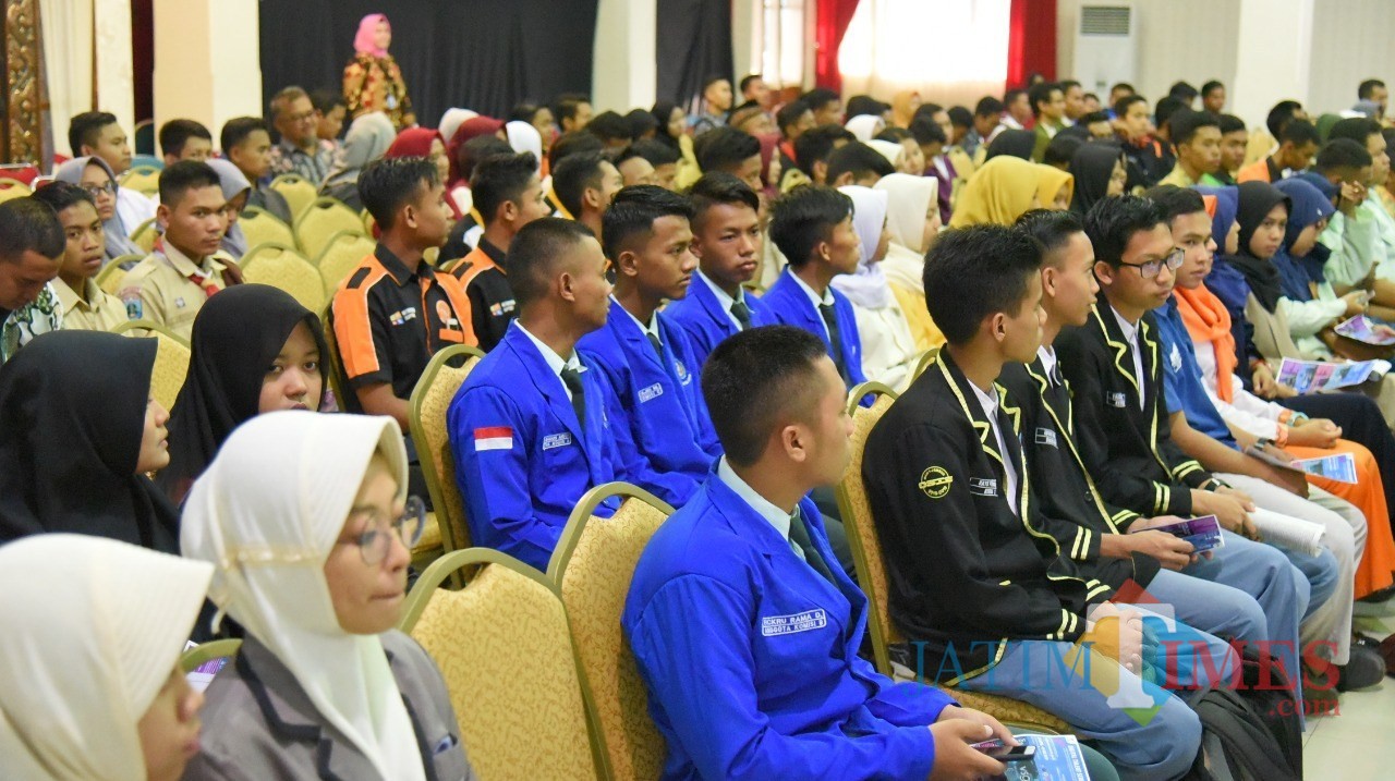 Ratusan ketua kelas SMK dan SMA jurusan TIK saat mendapatkan pemaparan tentang Digital Tallent Scholarship dari Bupati Jember (foto : istimewa / JatimTIMES)