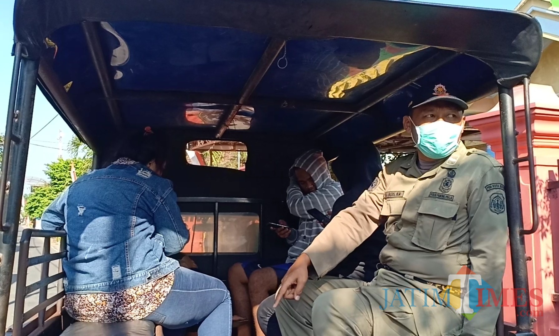 Satpol PP Kota Blitar menggiring pasangan mesum untuk diberikan pembinaan.