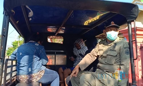 Satpol PP Kota Blitar menggiring pasangan mesum untuk diberikan pembinaan.