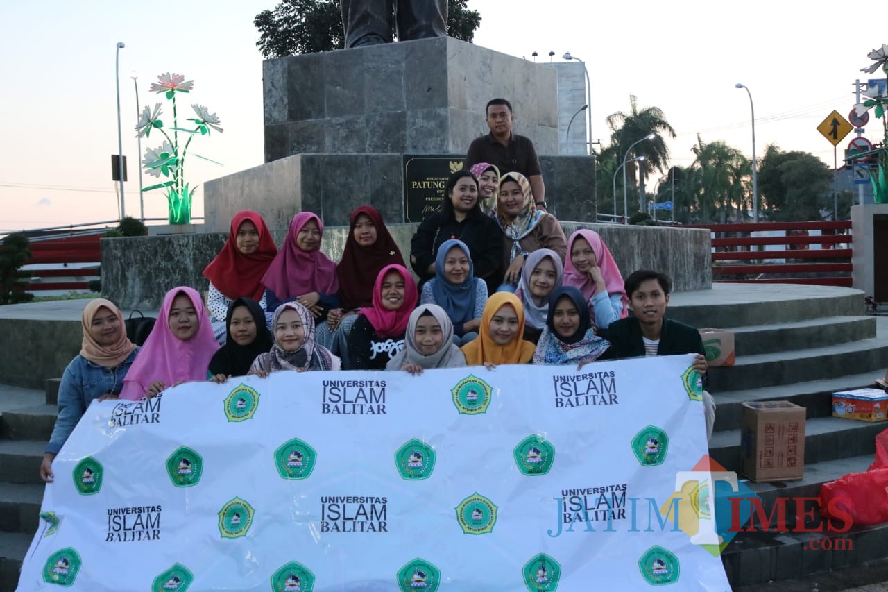 Mahasiswa Akuntansi Unisba Blitar foto bersama usai bagi-bagi takjil.