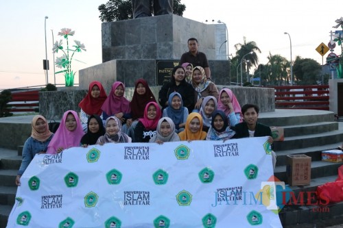Mahasiswa Akuntansi Unisba Blitar foto bersama usai bagi-bagi takjil.