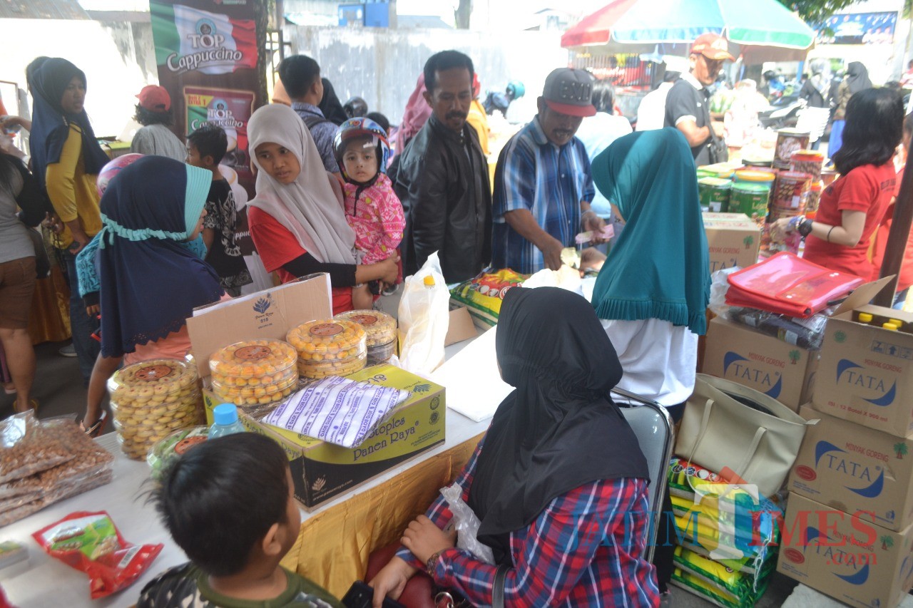 Suasana Pasar murah yang digelar Pemkab Jember di beberapa kecamatan dimintai warga (foto : istimewa / JatimTIMES)