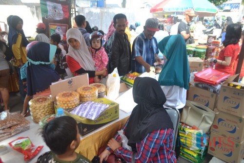 Suasana Pasar murah yang digelar Pemkab Jember di beberapa kecamatan dimintai warga (foto : istimewa / JatimTIMES)