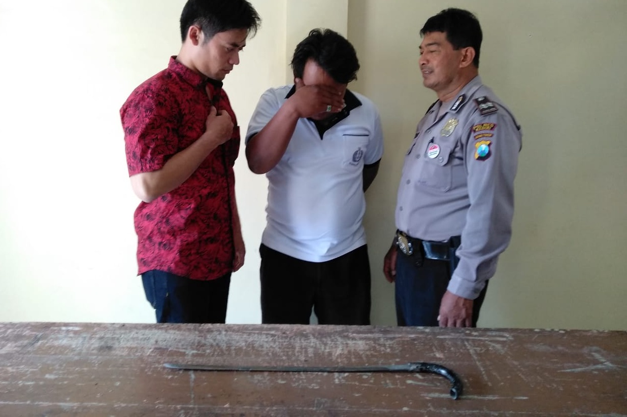 Tersangka berikut barang bukti ketika diamankan di Mapolsek Plosoklaten. (Foto: Istimewa)