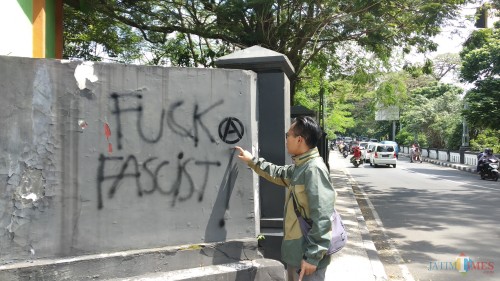 Vandalisme di dinding kawasan Jembatan Majapahit saat belum dibersihkan belum lama ini (Pipit Anggraeni/MalangTIMES).