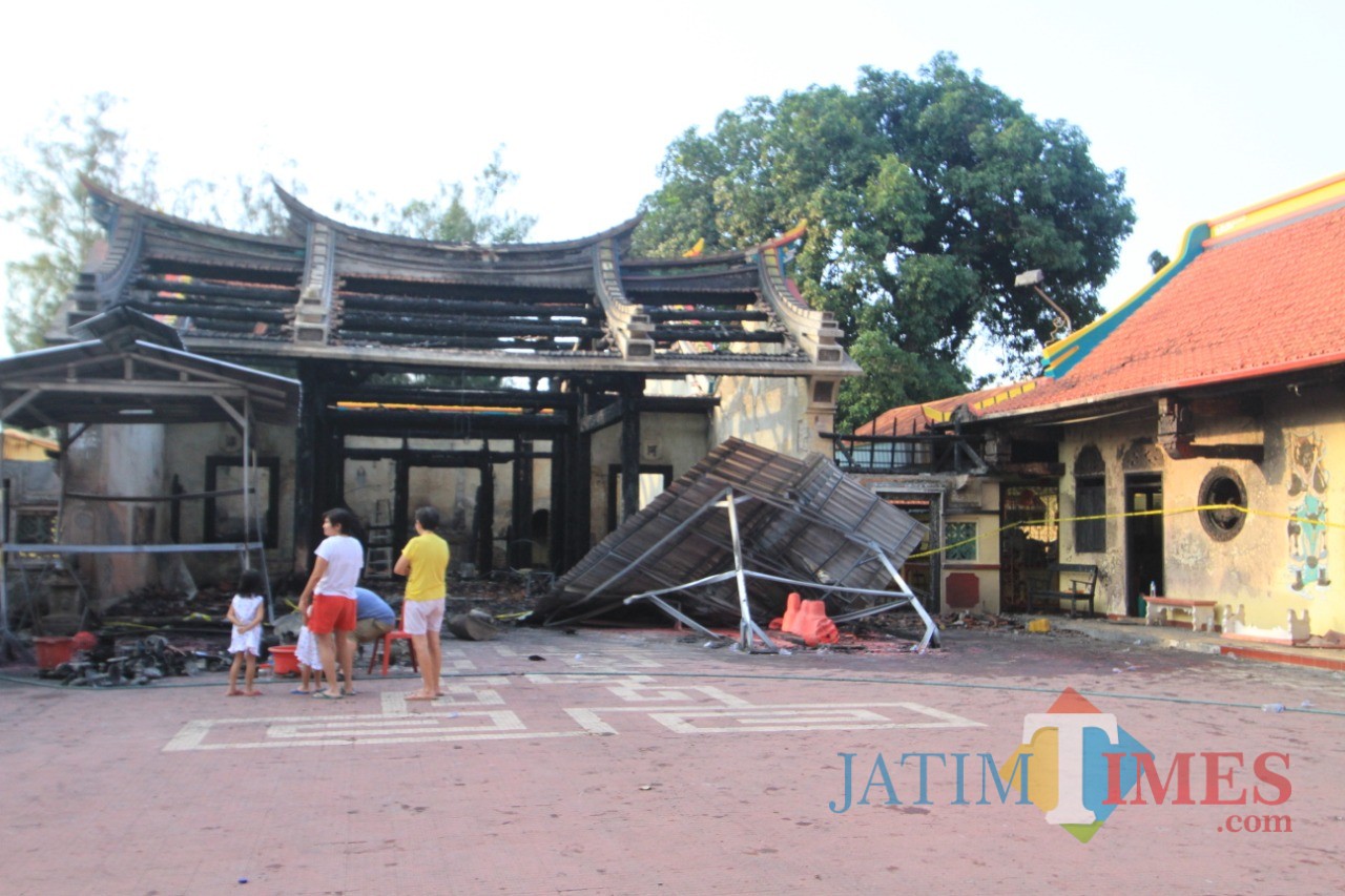 Puing Kelenteng Tri Dharma Sumbernaga Kota Probolinggo, paska terbakar (Agus Salam/Jatim TIMES)