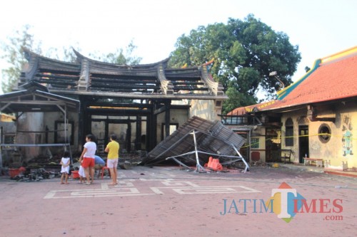 Puing Kelenteng Tri Dharma Sumbernaga Kota Probolinggo, paska terbakar (Agus Salam/Jatim TIMES)