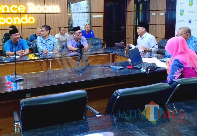 Baju putih pakai kopyah Wabup Yoyok saat meminta pertanggungjawab kades yang menyalahgunakan keuang dana desa (Foto Heru Hartanto / Situbondo TIMES)