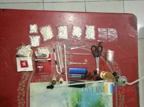 Barang bukti sabhu dan dobel L diamankan di Polsek Ngunut / Foto : Dokpol / Tulungagung TIMES