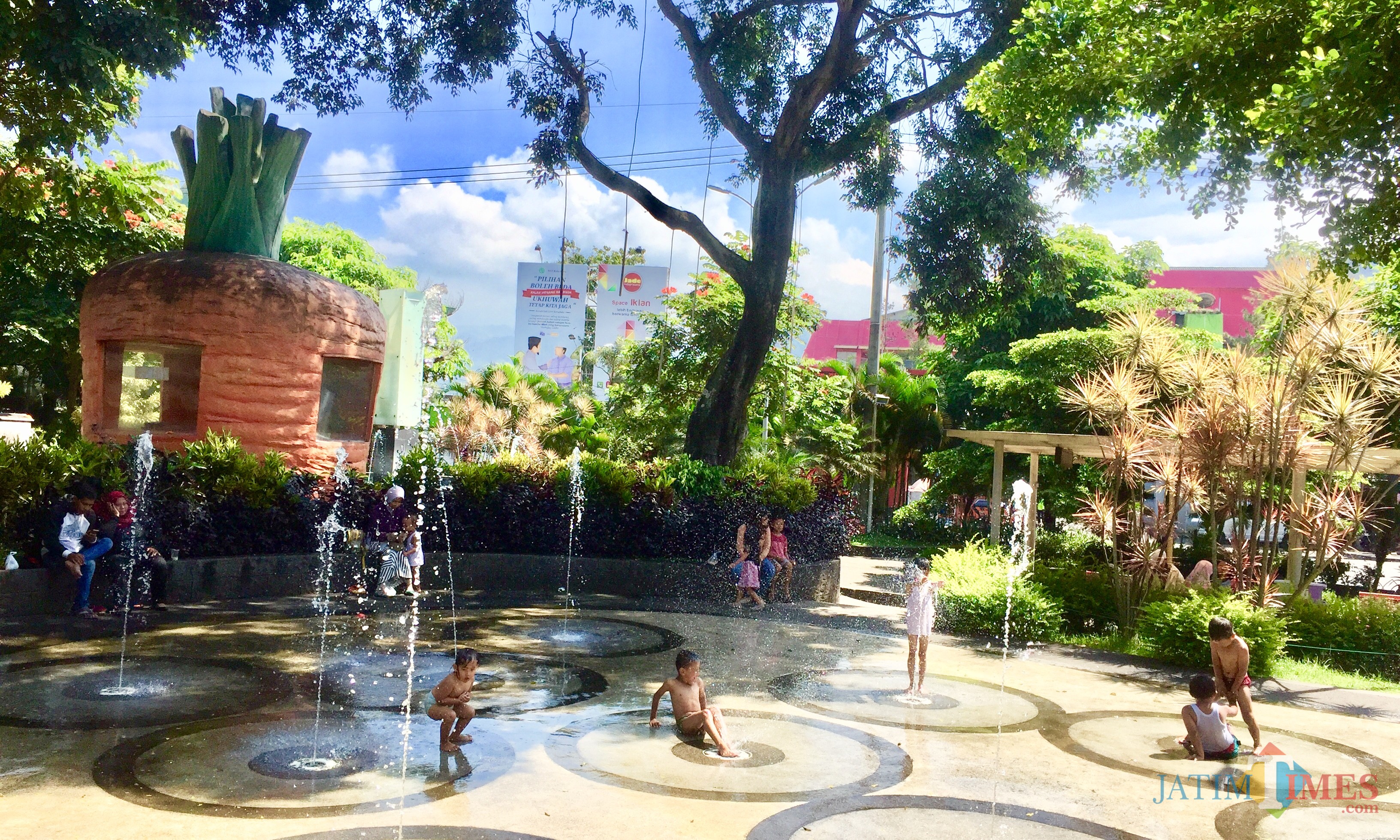 Beberapa anak-anak sedang asyik menikmati air mancur di Alun-Alun Kota Batu. (Foto: Irsya Richa/MalangTIMES)