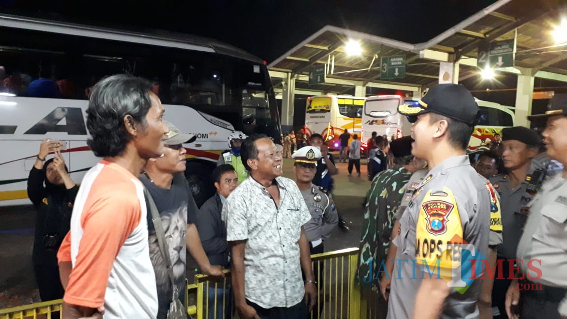 Kapolres Jember AKBP. Kuworo Wibowo saat memimpin razia di Terminal Tawang Alun Jember. (foto : istimewa / Jatim TIMES)