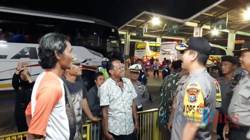 Kapolres Jember AKBP. Kuworo Wibowo saat memimpin razia di Terminal Tawang Alun Jember. (foto : istimewa / Jatim TIMES)