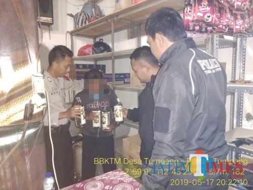 Petugas kepolisian saat menggerebek kios penjual miras, Kecamatan Tumpang (Foto : Humas Polres Malang for MalangTIMES)