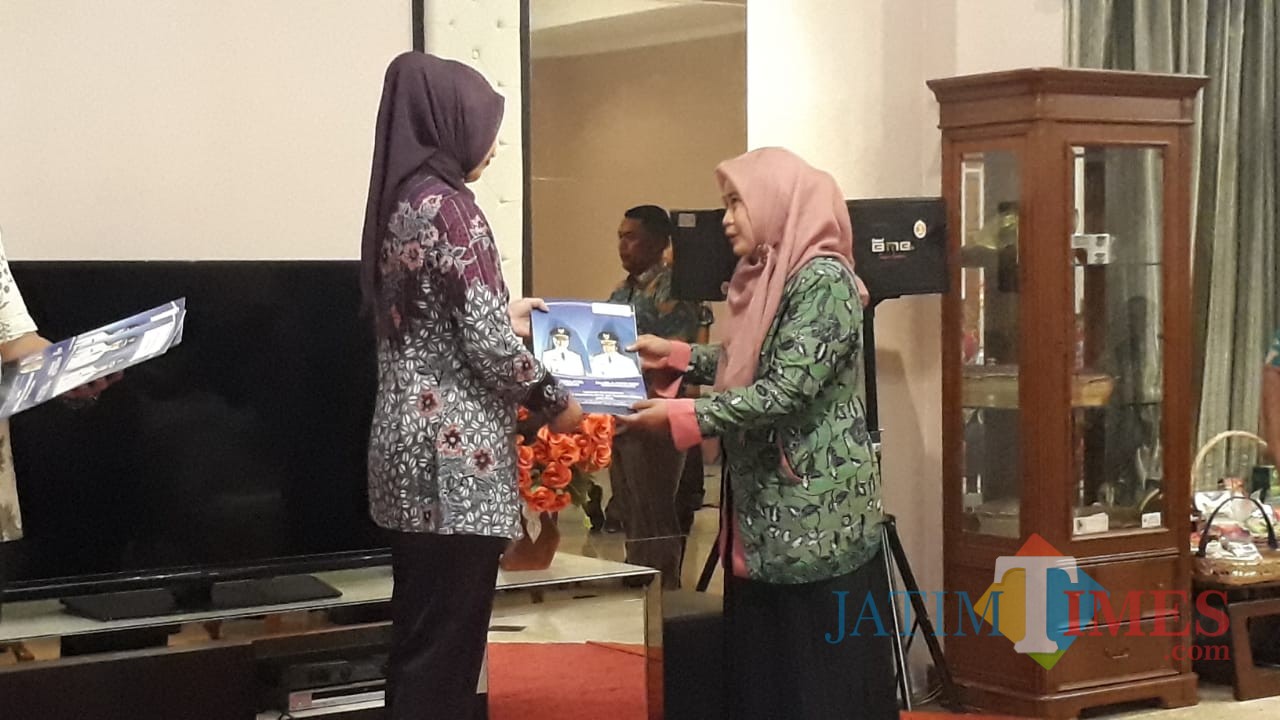 Pemohon izin saat menerika SK Perizinan secara langsung dari Bupati Jember (foto : Ayunk Basid / Jatim TIMES)