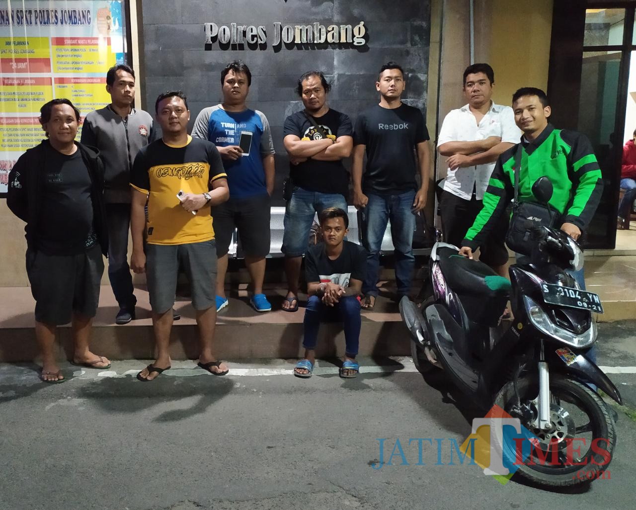 Salah satu pelaku persetubuhan anak di bawah umur saat dibawa anggota Resmob Jombang ke Mapolres Jombang. (istimewa)