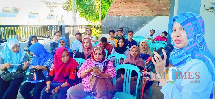 Tika Meliyati Putri S.Si saat menyampaikan materi Outrit di Seminar Psiko Edukasi di Panti Rehabilitasi Genesa Banyuwangi Foundation