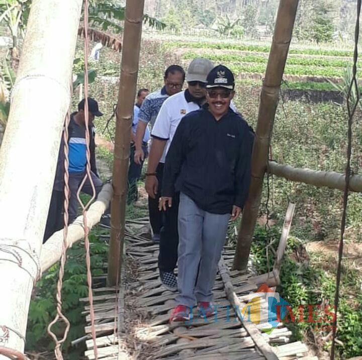 Wakil Wali Kota Batu Punjul Santoso saat meninjau jembatan bambu. (Foto: istimewa)