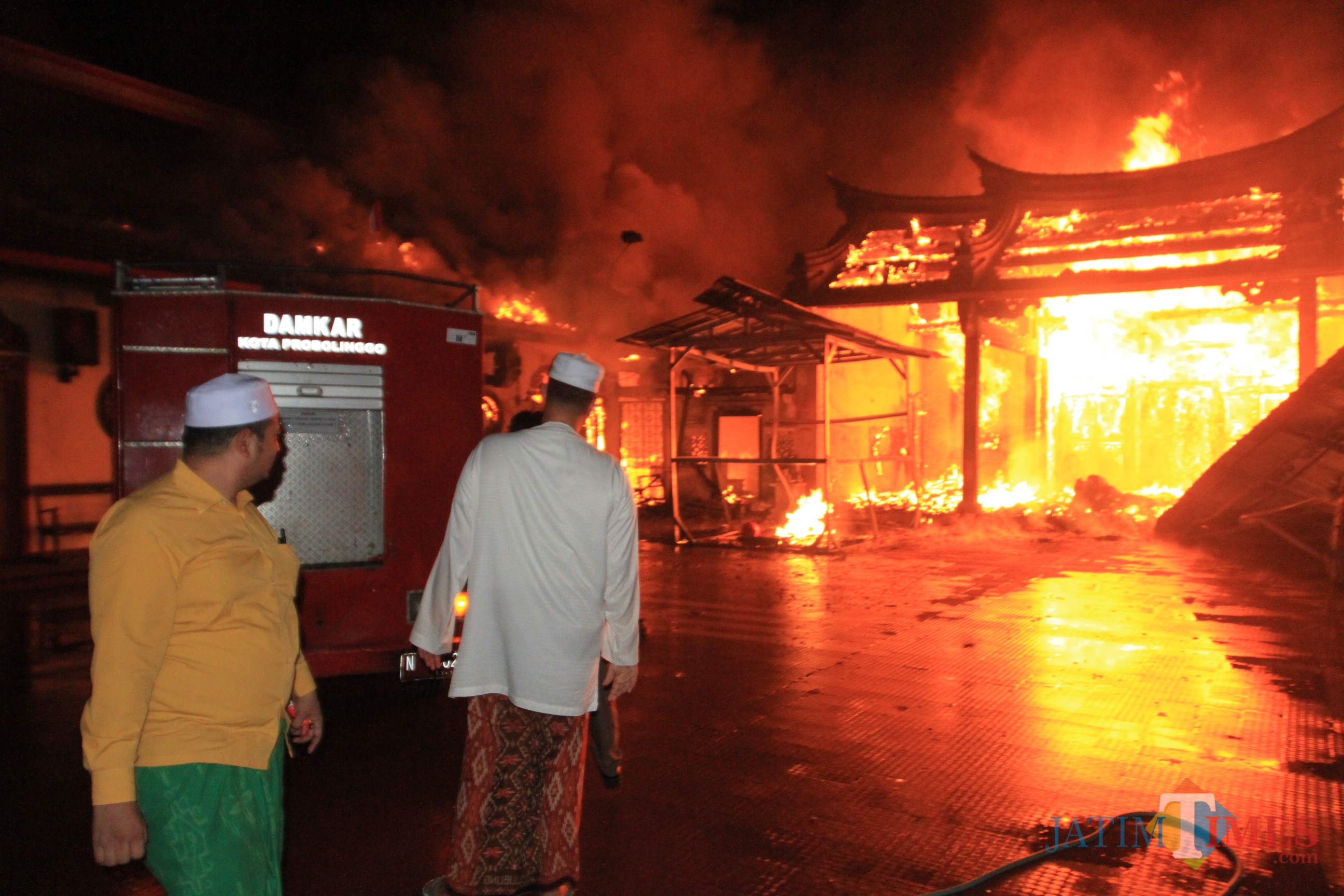 Wali Kota Probolinggo Hadi Zainal Abidin melihat dari dekat kebakaran klenteng Tri Dharma (Agus Salam/Jatim TIMES)