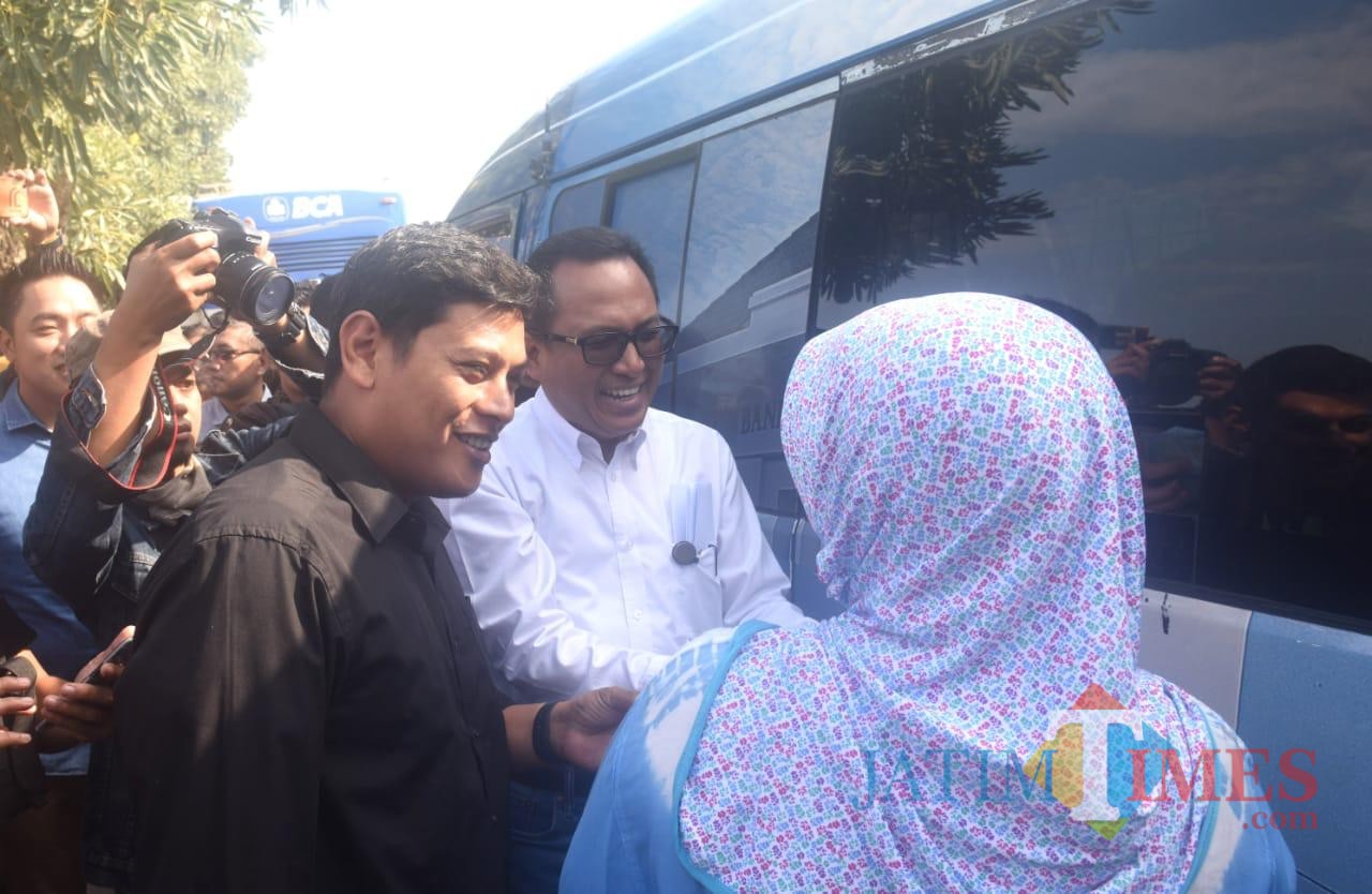 Wali Kota Kediri Abdullah Abu Bakar (baju hitam) secara simbolis menukarkan uang. (Eko Arif S /JatimTIMES)