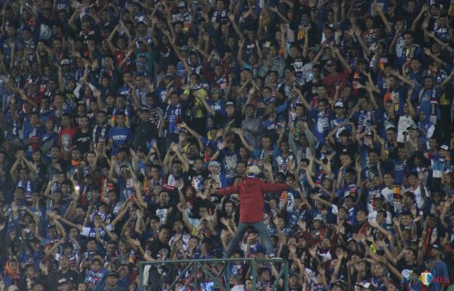 Aremania ketika mendukung tim kebanggaannya (Hendra Saputra)