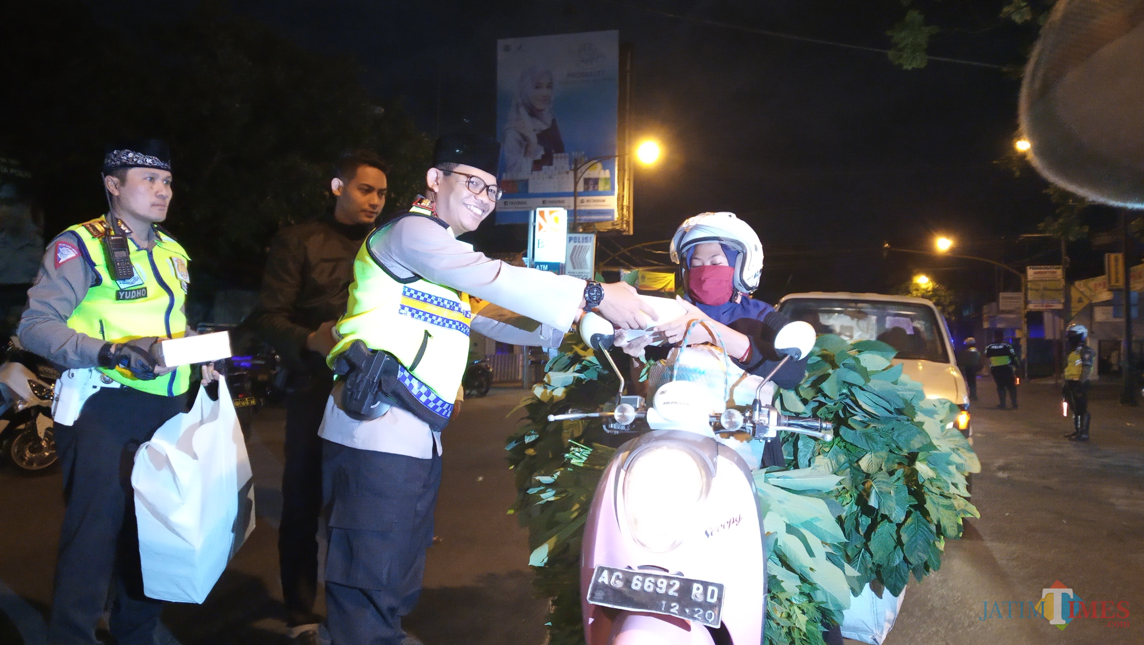 Kapolres saat memberikan naskot pada pedagang di depan pasar Ngemplak (foto : Joko Pramono/ Jatim Times)
