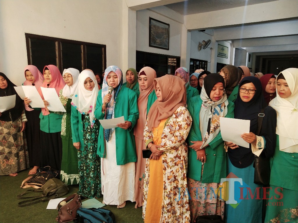 Ketua dan pengurus Fatayat NU Situbondo saat deklarasi Tolak People Power yang berlangsung di Kantor NU Situbondo. (Foto Heru Hartanto / Situbondo TIMES)